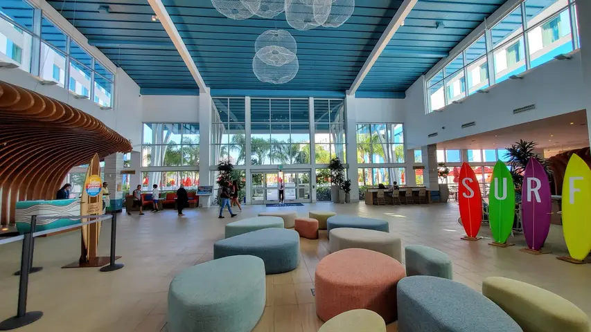 sala de estar en el hotel mas barato de universal