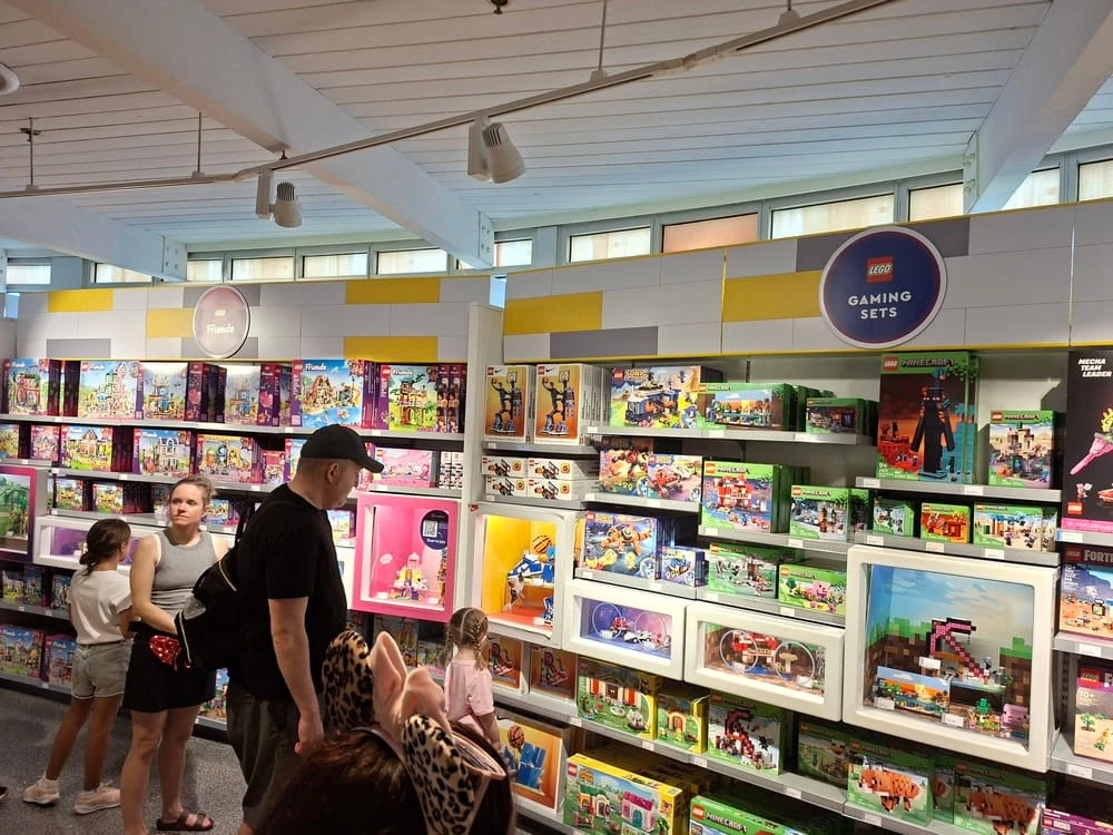 stores in Disney Springs